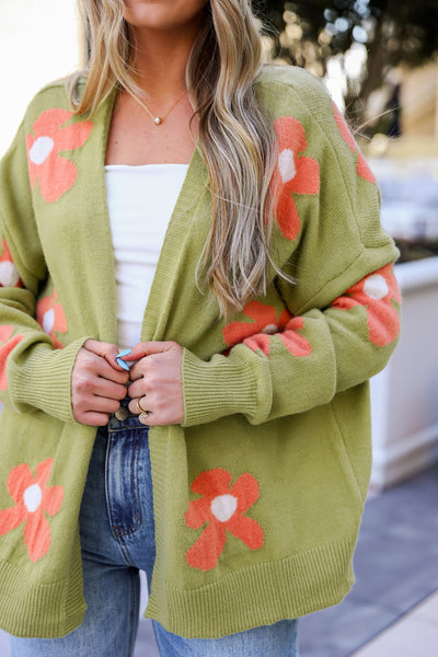 Cozy Transition: Embracing the Versatility of Cardigans in Winter to Spring