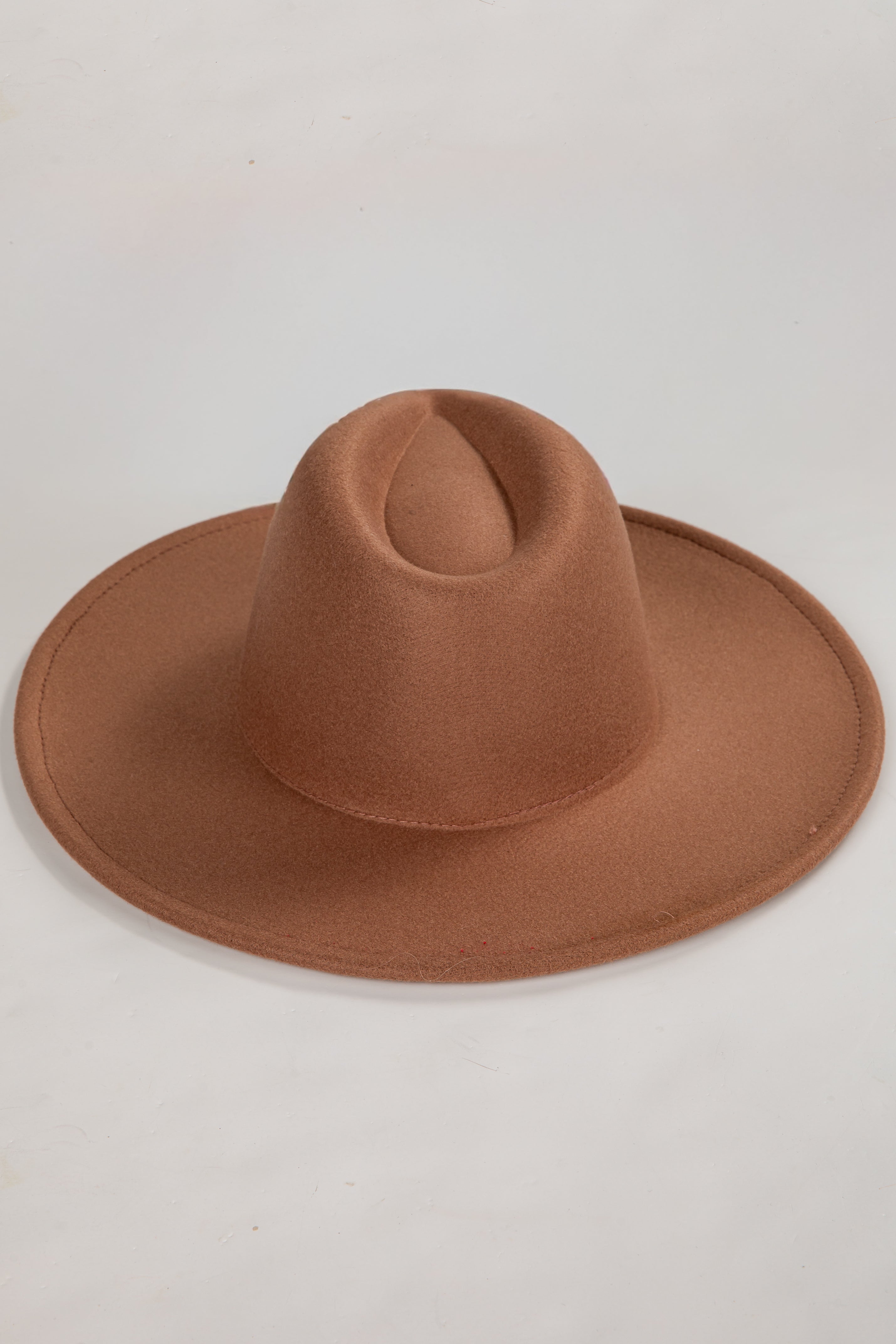 wide brim hat
