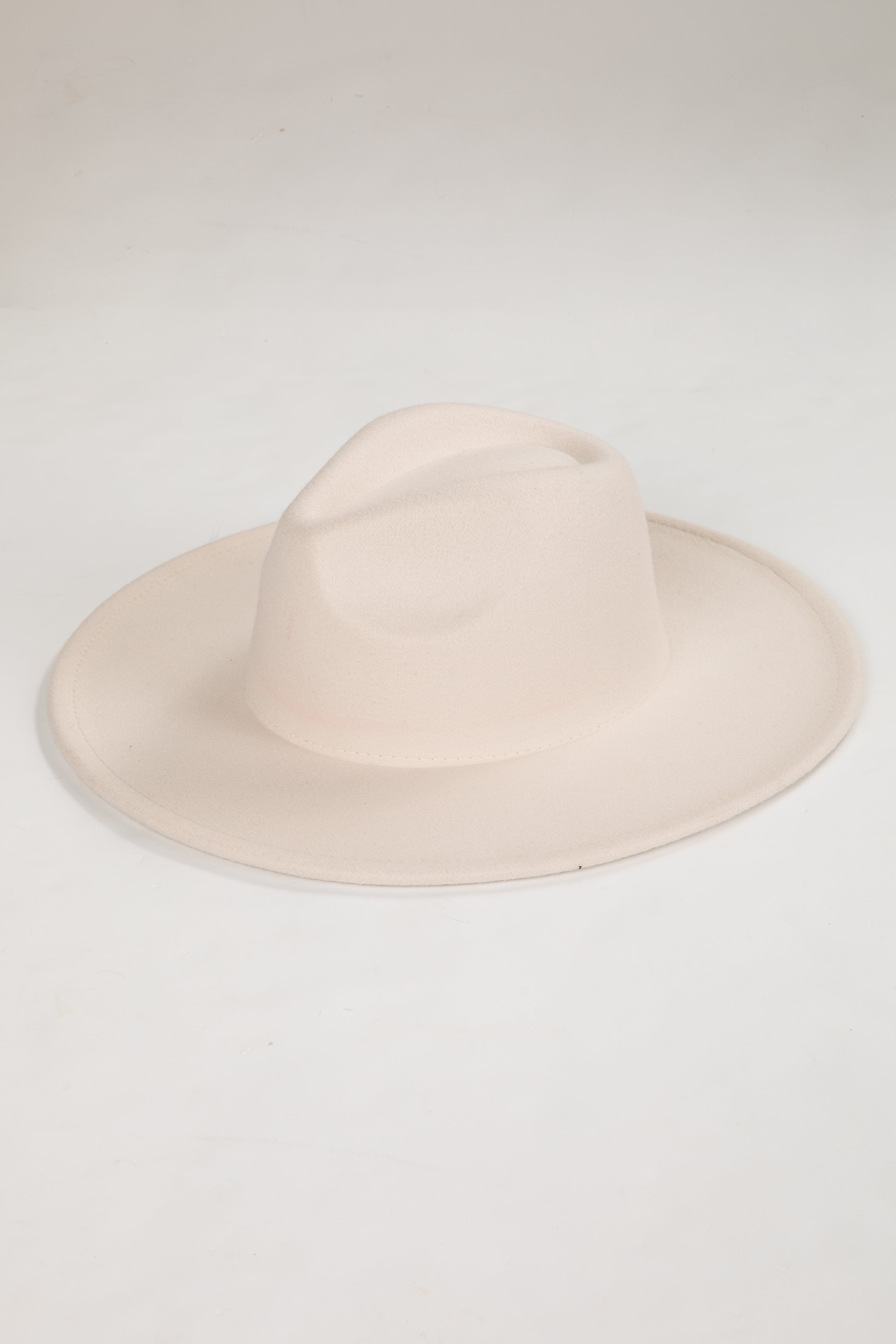 wide brim hat
