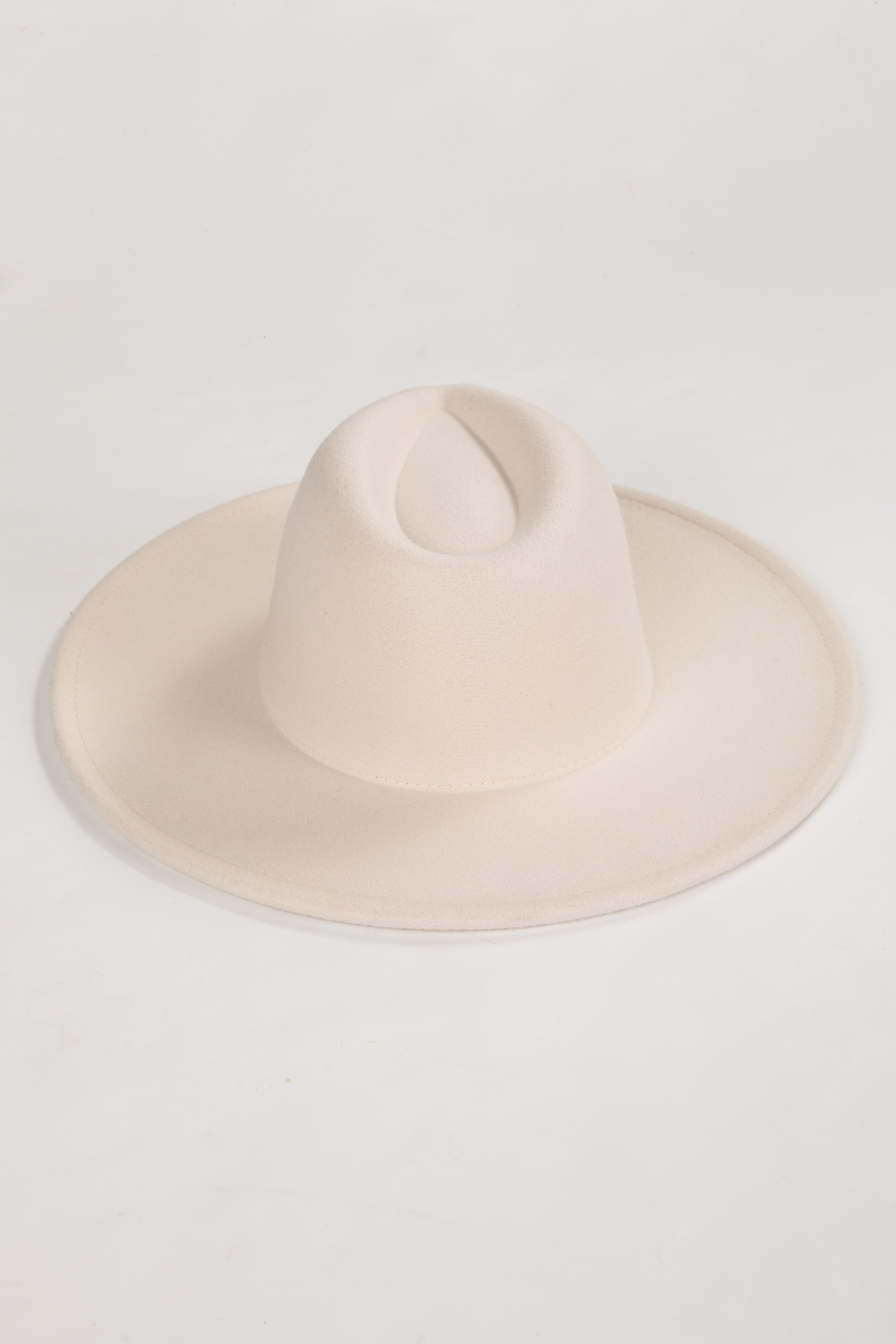 wide brim hat