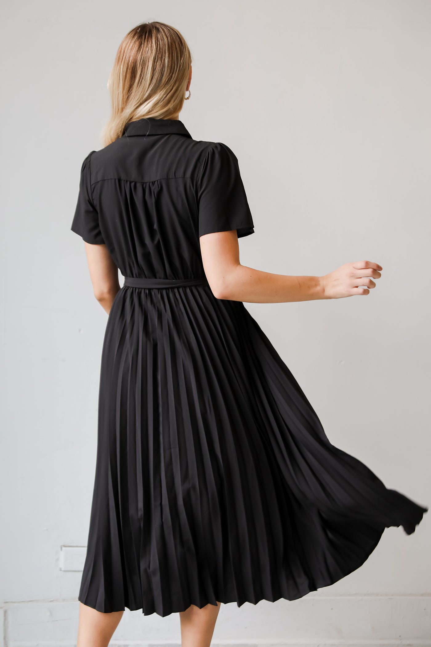 flowy black Pleated Midi Dress