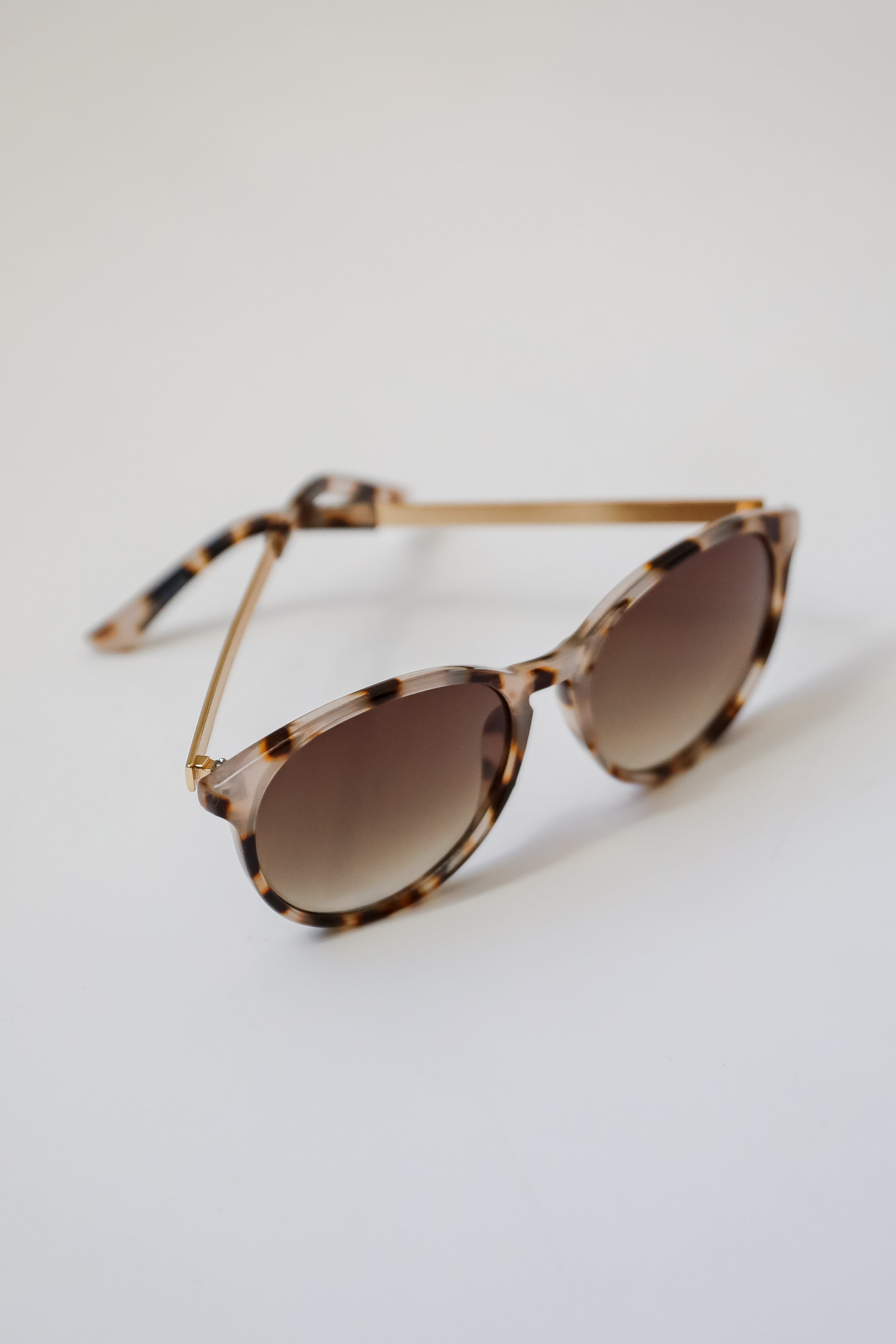 Serving Attitude Tortoise Round Sunglasses