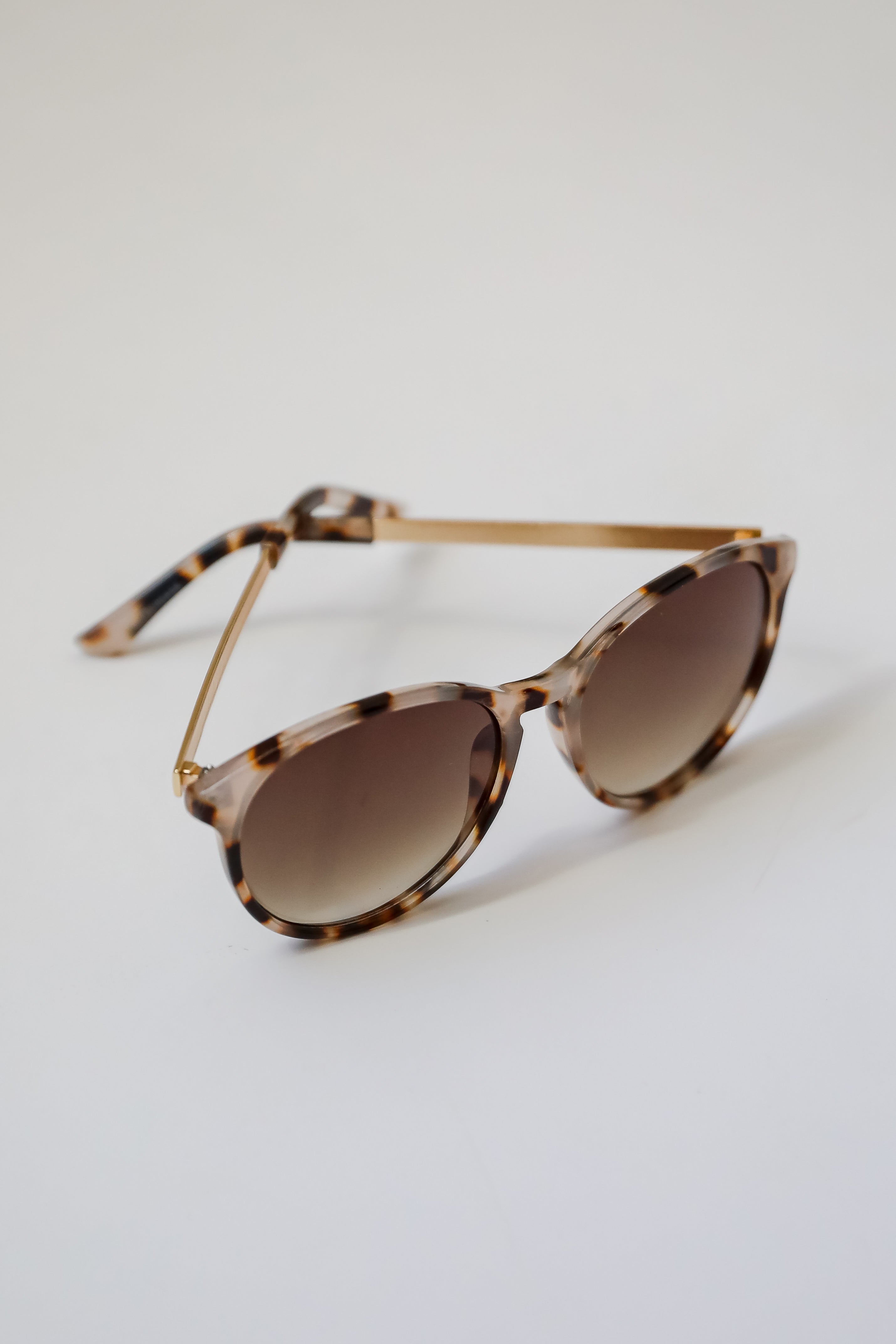 Serving Attitude Tortoise Round Sunglasses