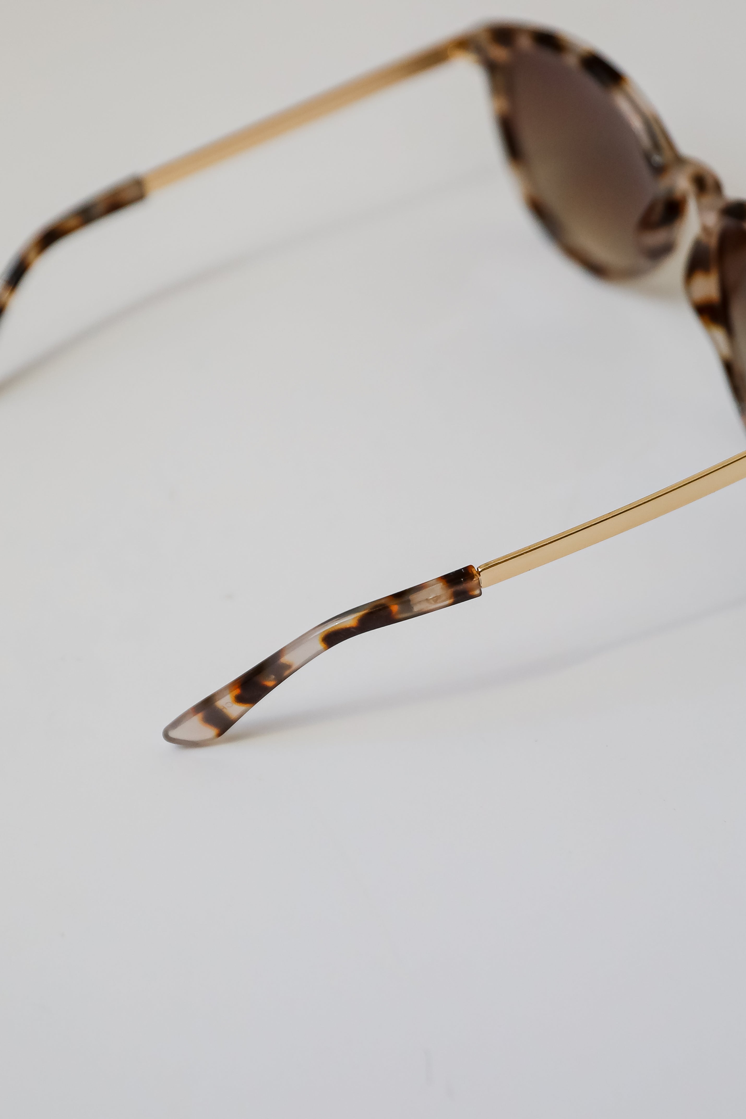 Serving Attitude Tortoise Round Sunglasses