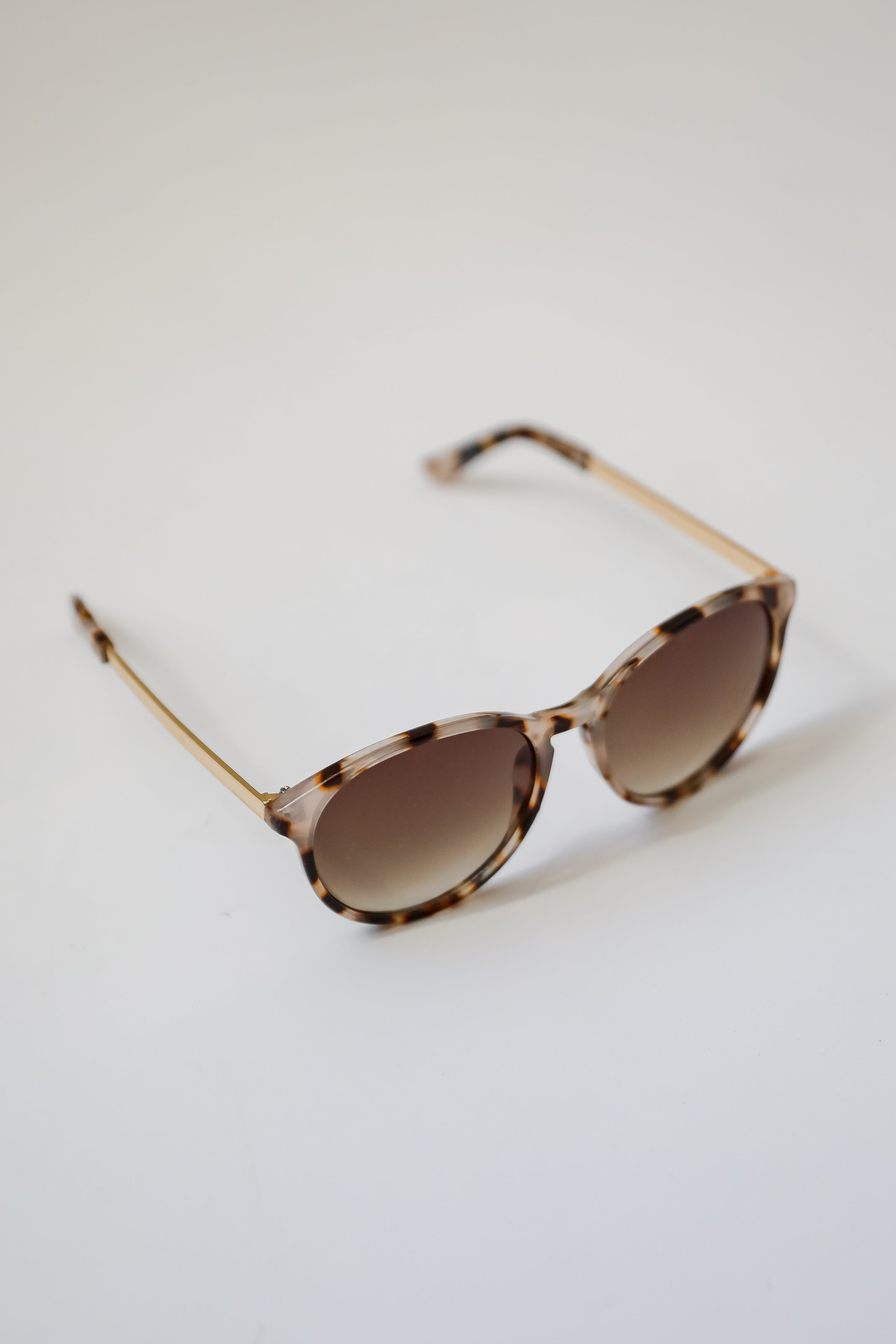 Serving Attitude Tortoise Round Sunglasses