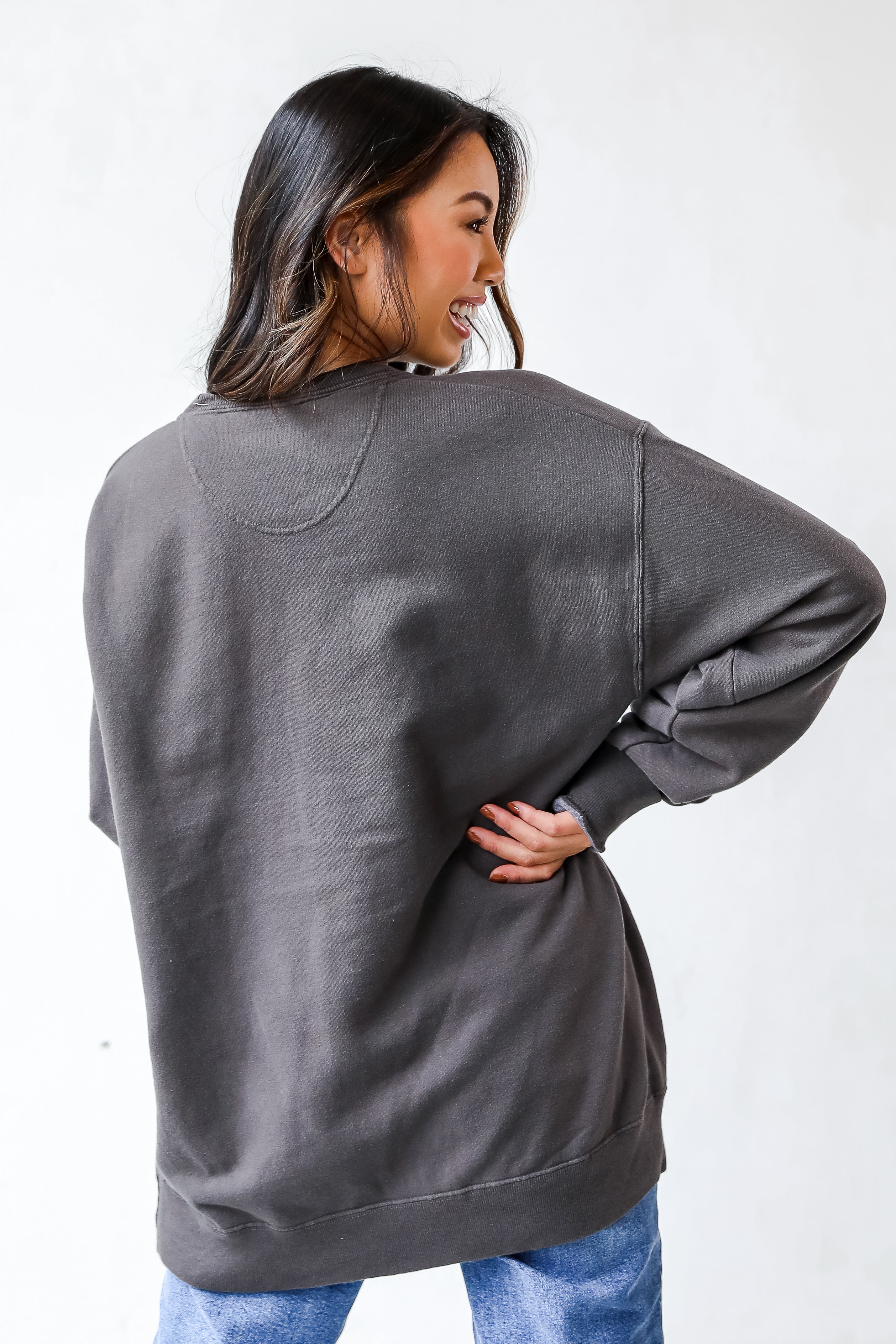 This comfy sweatshirt is designed with a soft and stretchy knit with a fleece interior. It features a crew neckline, long sleeves, a relaxed fit, and the words "Atlanta Georgia" on the front.