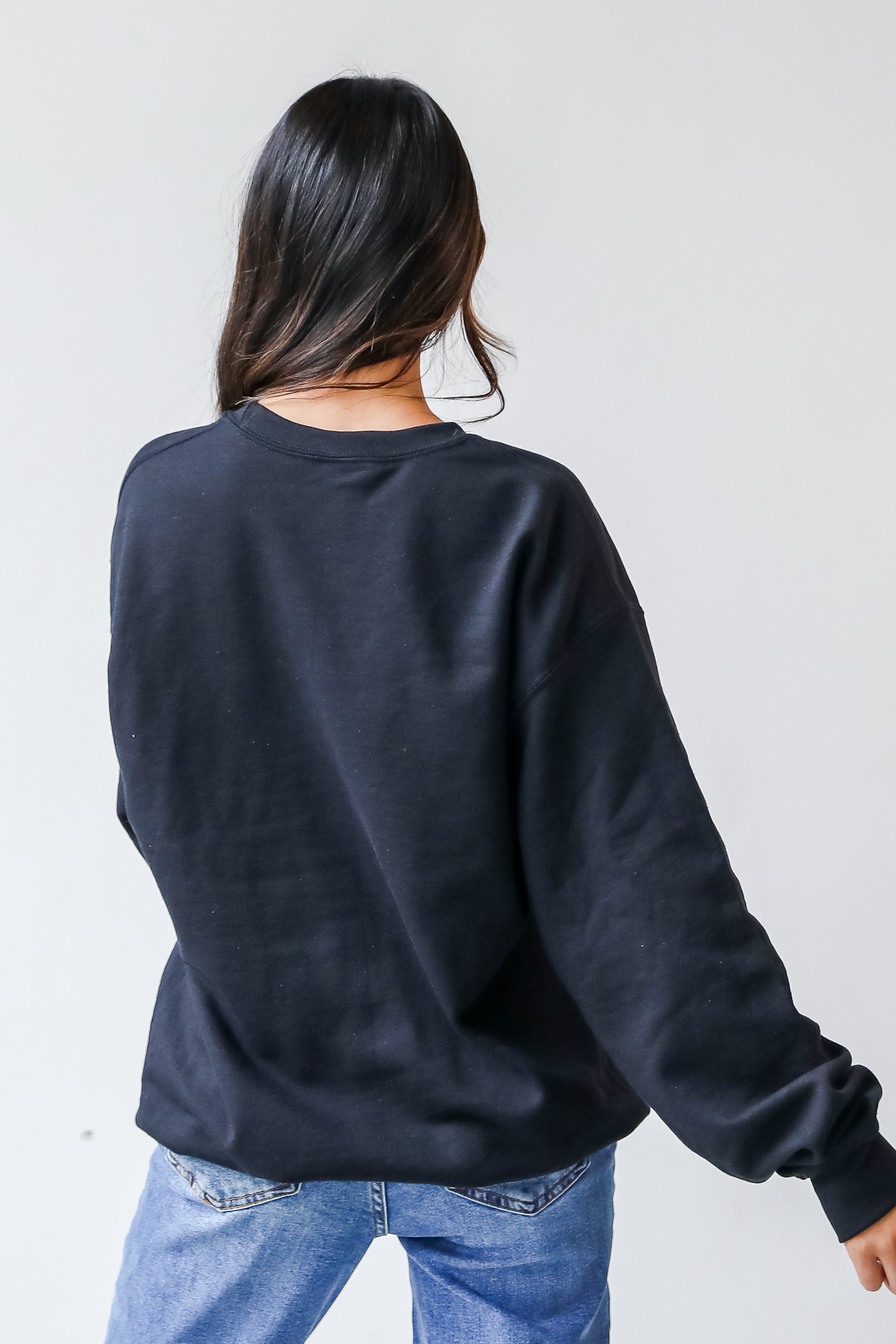 This comfy sweatshirt is designed with a soft and stretchy knit with a fleece interior. It features a crew neckline, long sleeves, a relaxed fit, and the word "Atlanta" on the front.