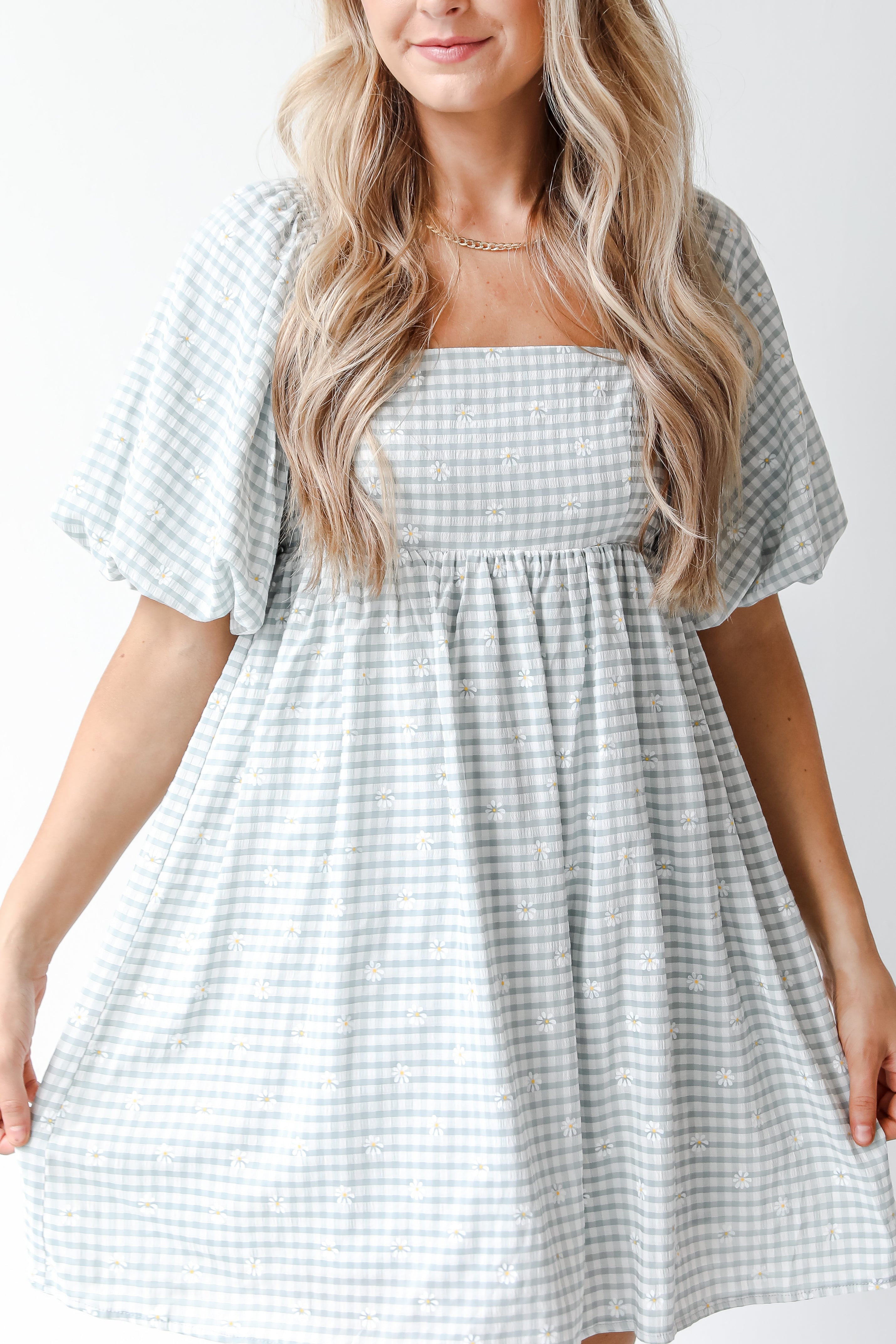 daisy dress close up