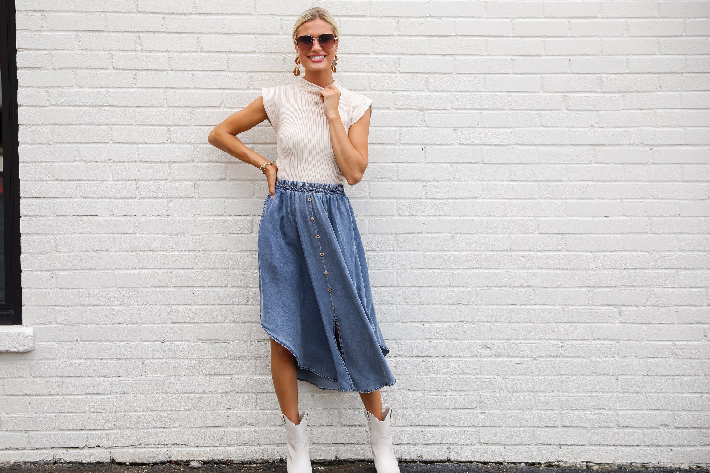 model wearing a cute fall outfit