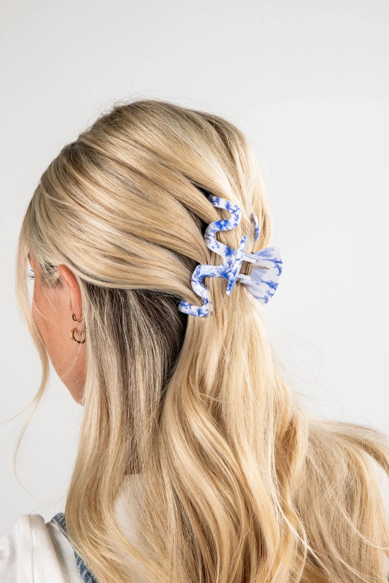 Woman wearing a blue and white claw clip in hair. Hair accessories. 