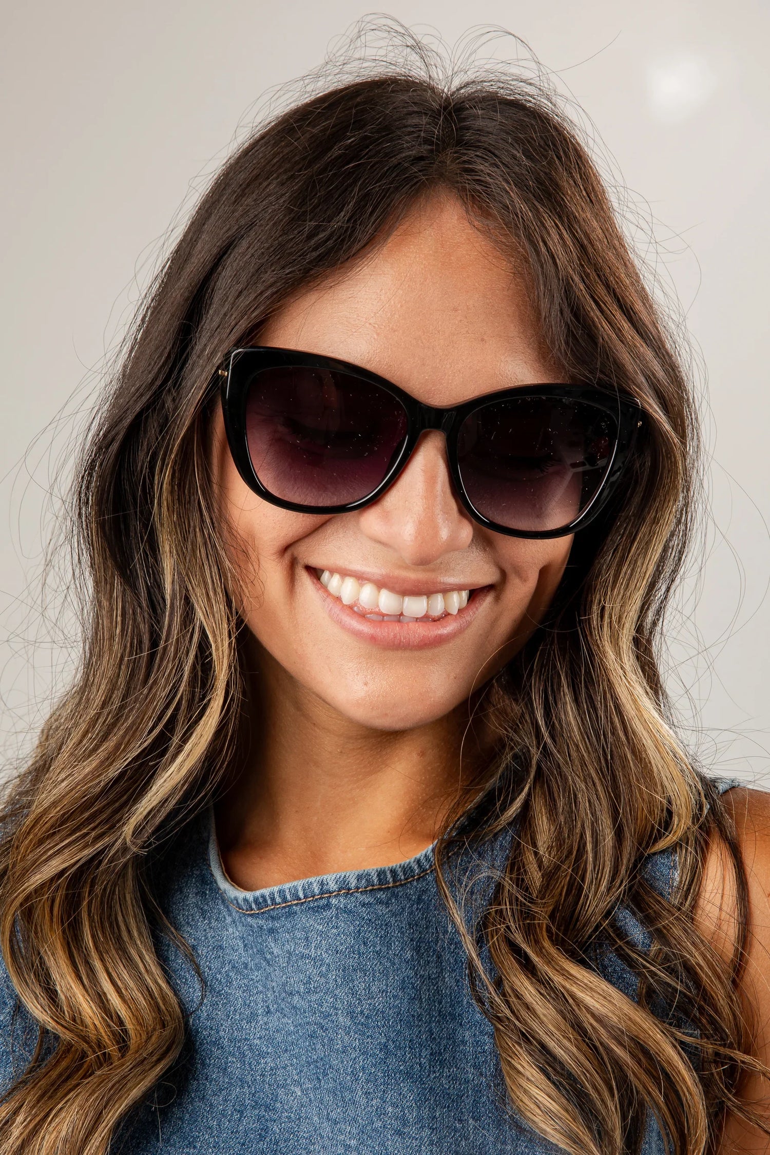 woman wearing sunglasses. headbands, earrings, necklaces, bracelets, necklaces, accessories. 