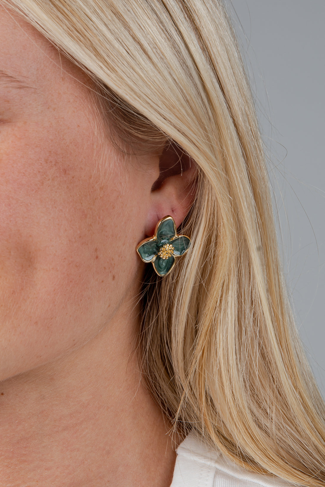 A close-up of a blonde woman&