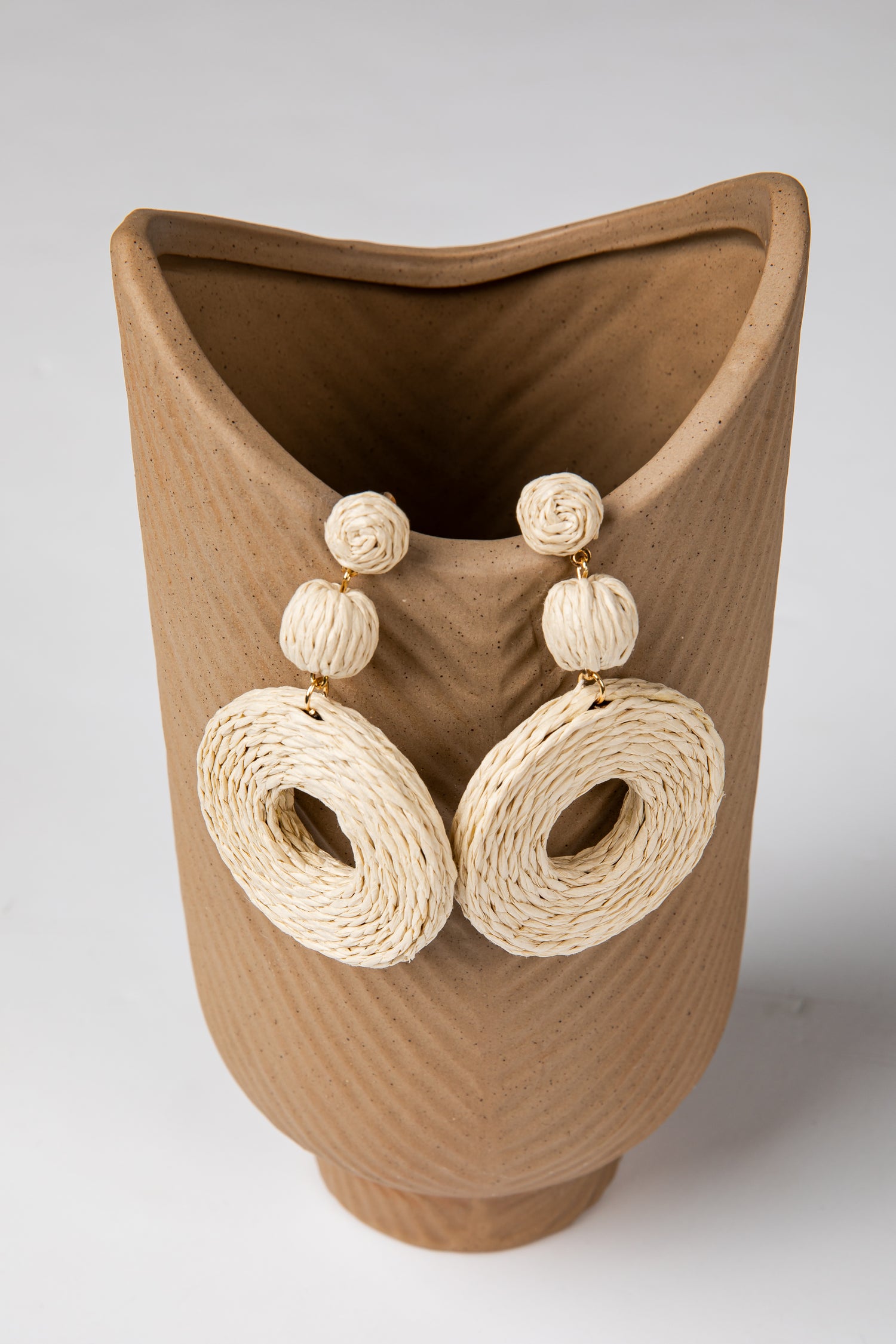 earrings with brown dress Wedding guest look in earthy tones I wore a one-shoulder ribbed brown dress with gold statement earrings and a classic black clutch. Effortless, elegant and perfect for a laid-back summer ceremony. #