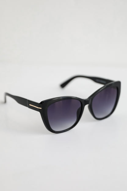 Trendsetting Take Black Cat Eye Sunglasses