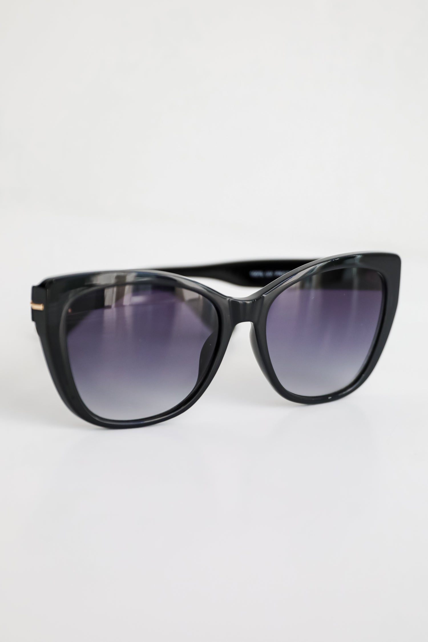 Trendsetting Take Black Cat Eye Sunglasses