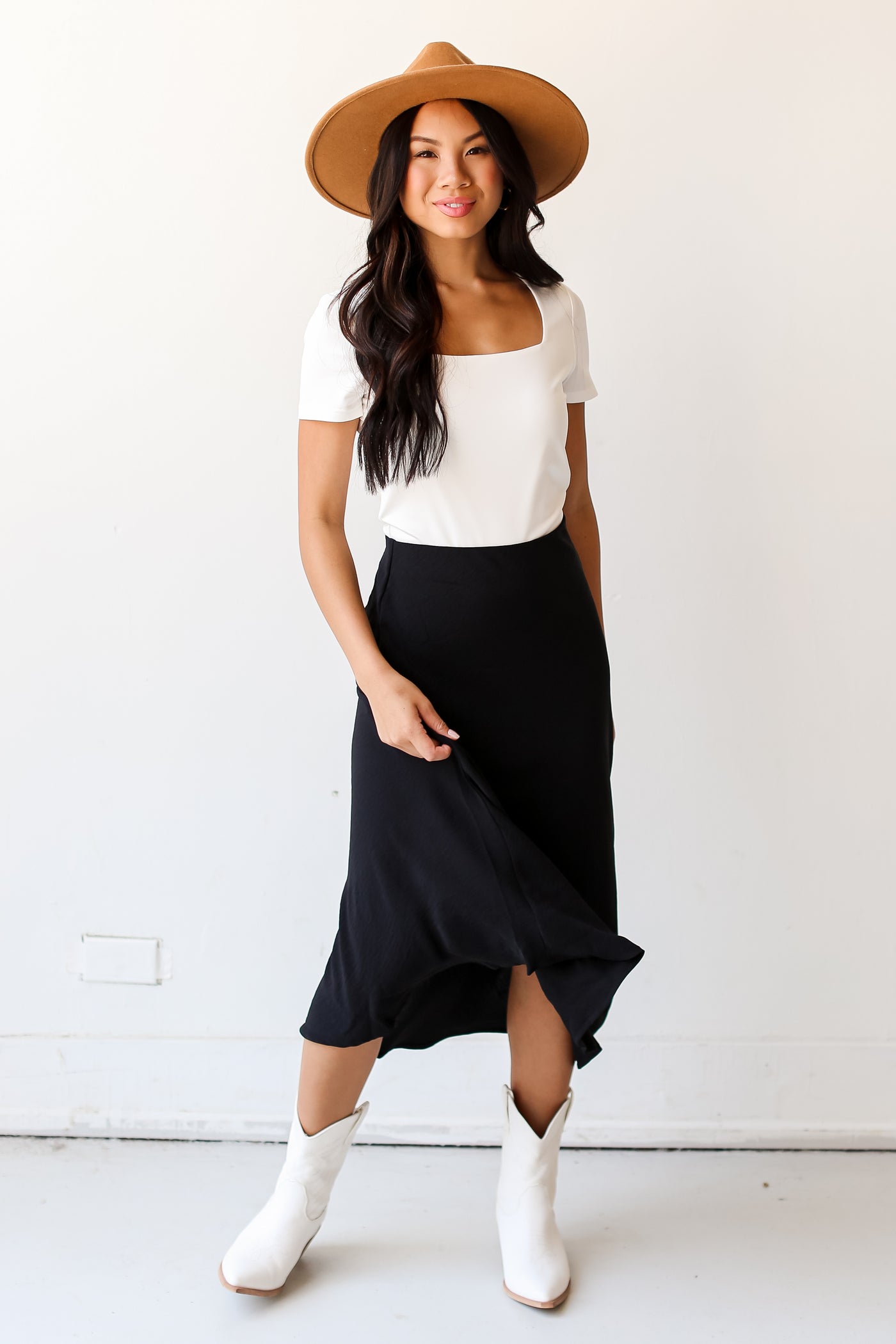 dress up model wearing a black Midi Skirt
