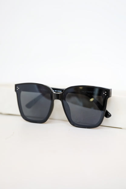 Iconic View Black Square Sunglasses