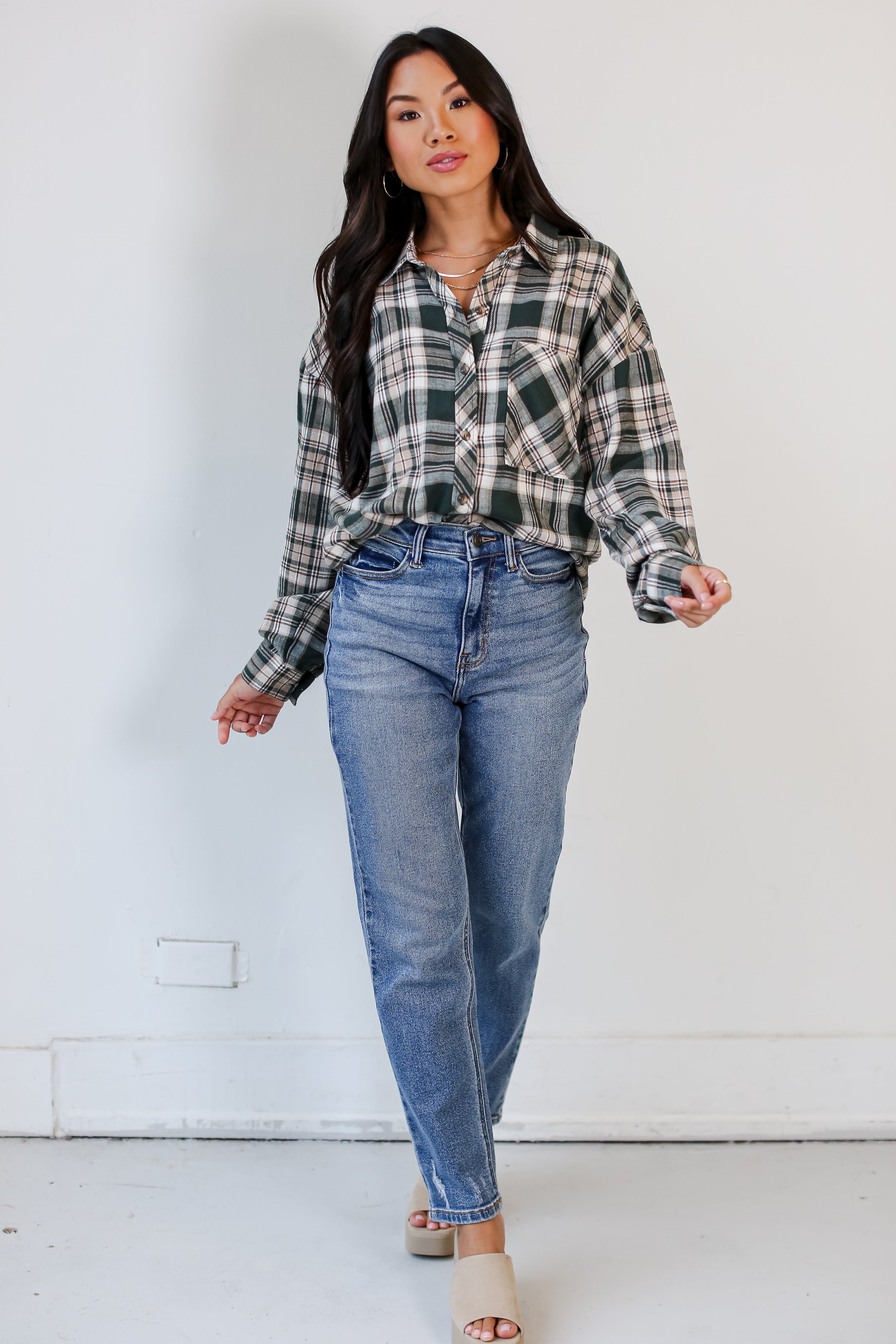 trendy medium wash Mom Jeans