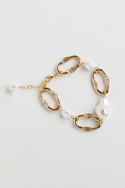 Gold Pearl Chainlink Bracelet close up