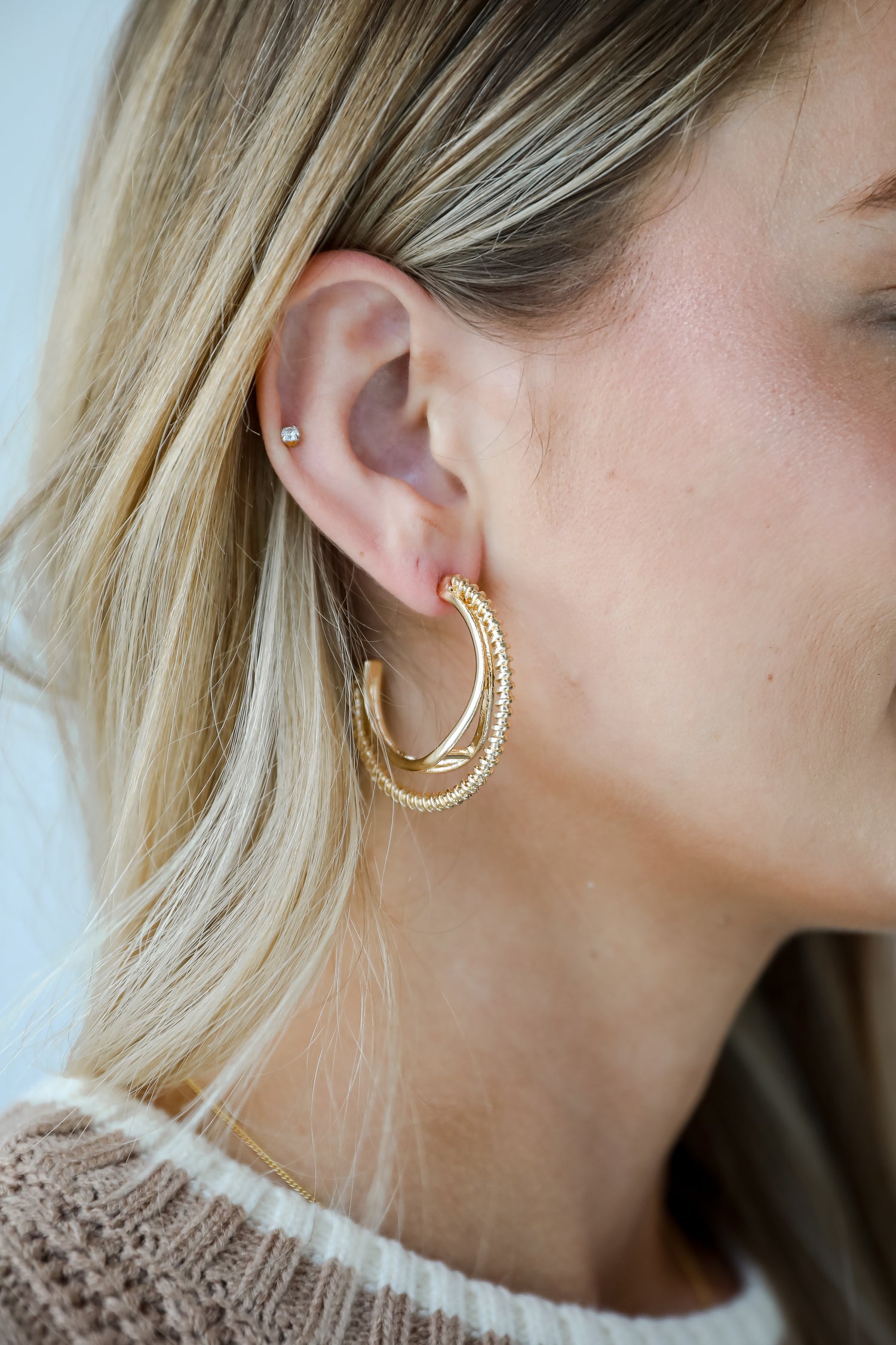 earrings for golden dress Gold Earrings with Gold Evening Dress Outfits (5 ideas & outfits)