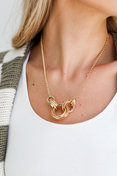 Gold Circle Link Necklace close up