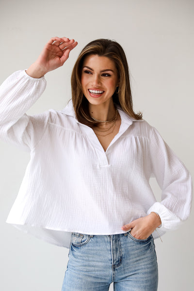 Alanna Linen Blouse is a Lightweight Crinkle Linen top, with a Collared V-Neckline, Long Balloon Sleeves with Elastic Cuffs. Relaxed Fit, 100% Cotton, and the perfect shade of blue and white. boutique tops. Women tops for summer. 