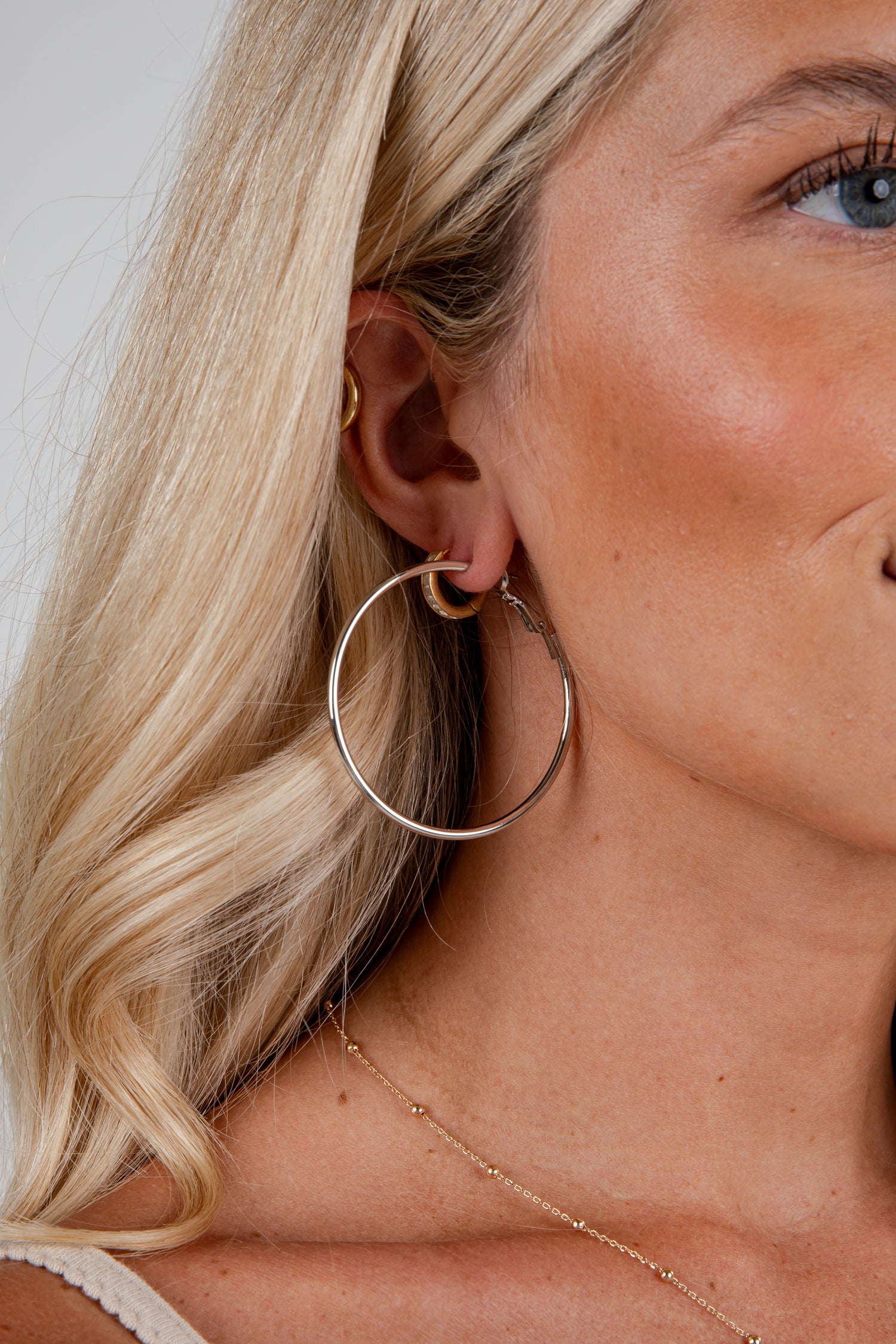 earrings for silver dress Silver Evening Dress with Jewelry Outfits (13 ideas & outfits)