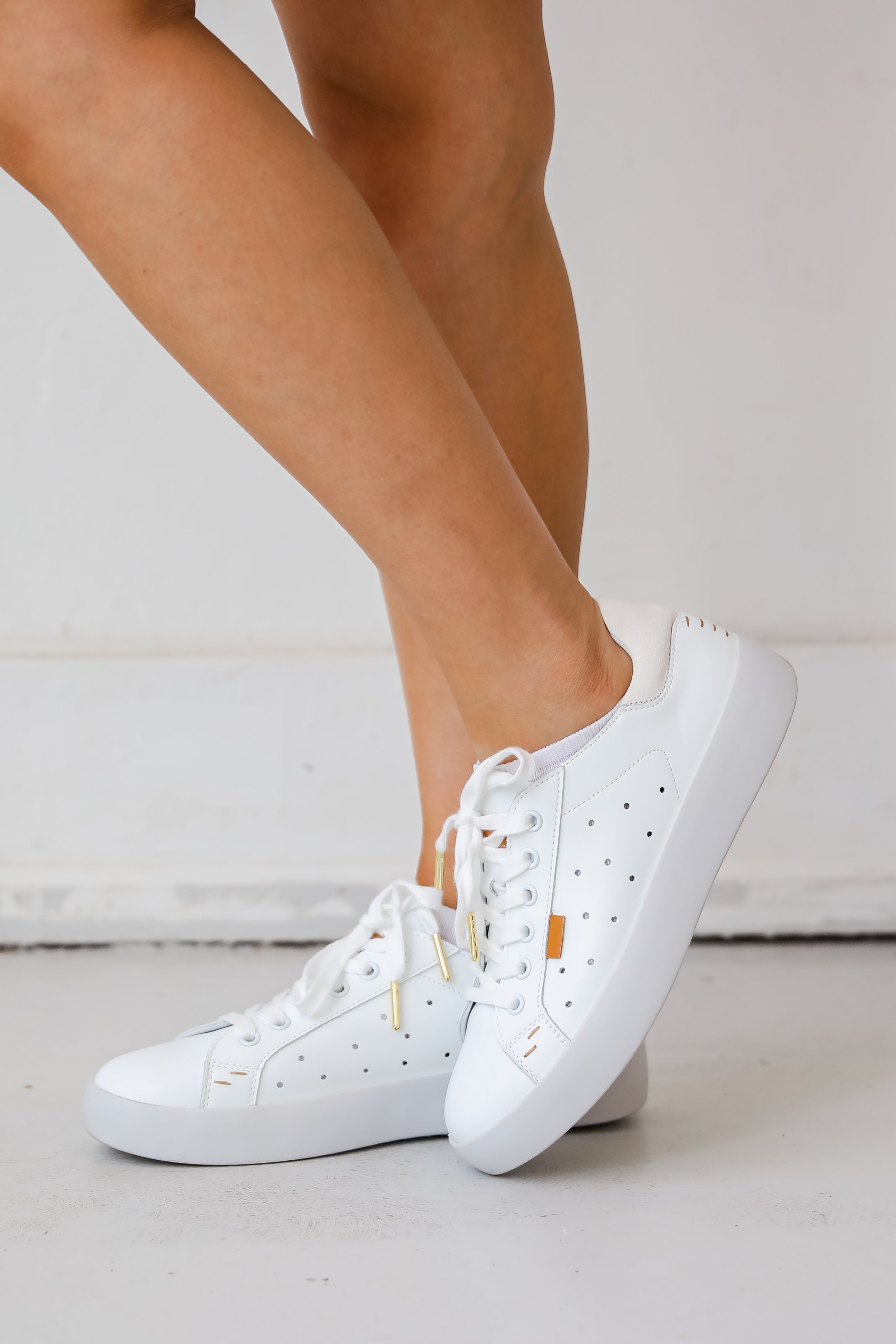 Nice white sneakers for fashion ladies