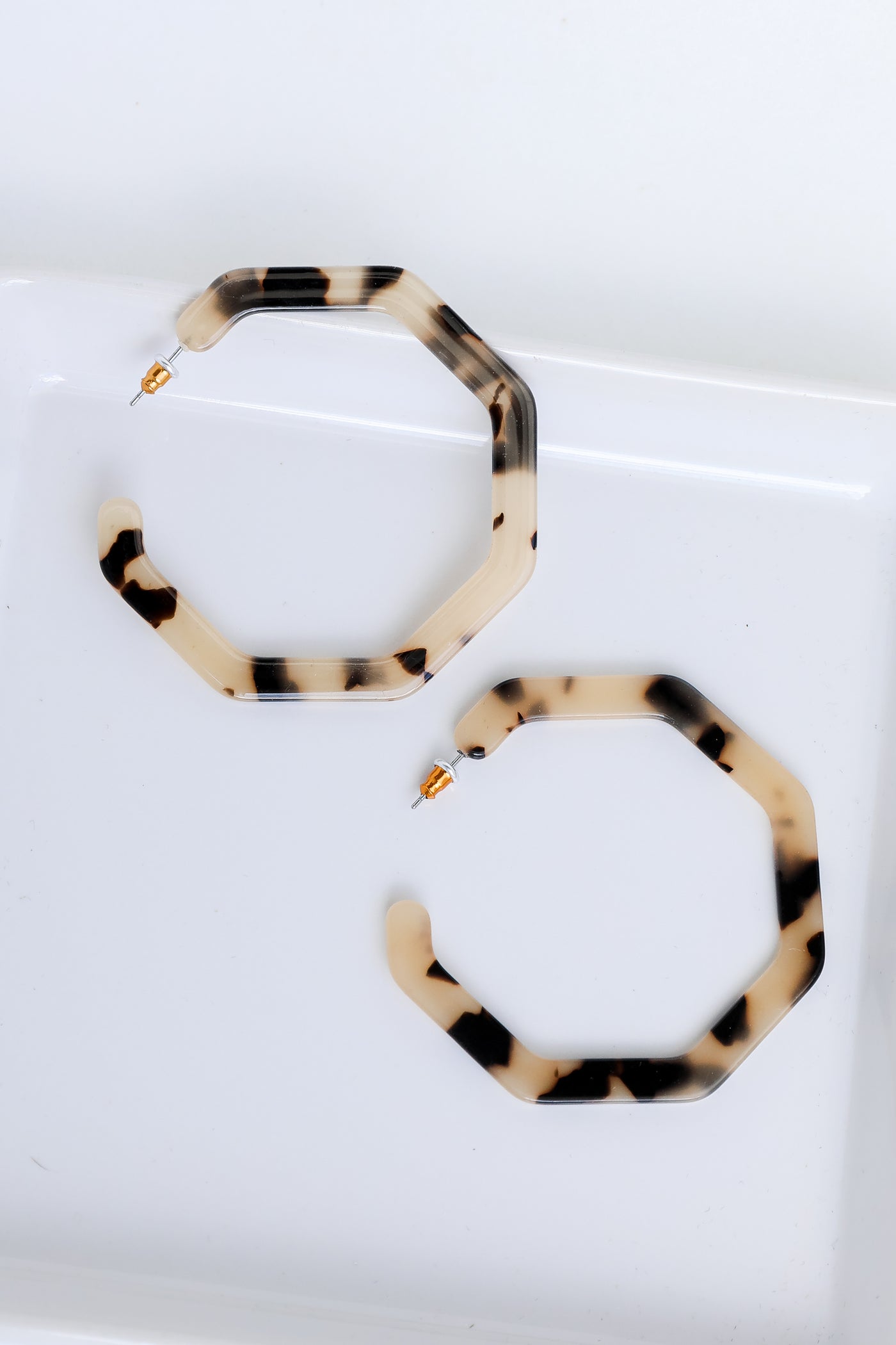 Acrylic Geometric Hoop Earrings in tortoise