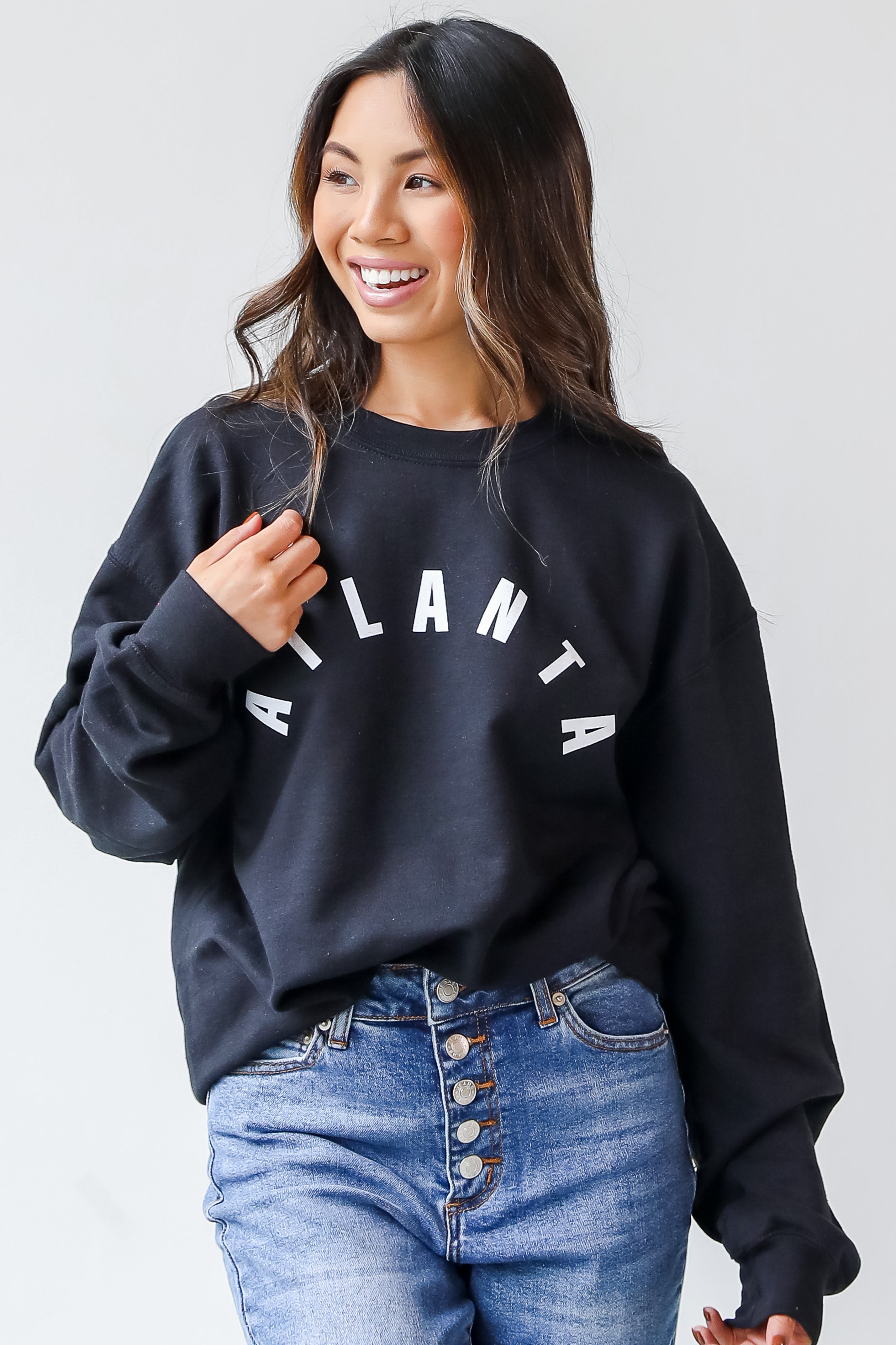  This comfy sweatshirt is designed with a soft and stretchy knit with a fleece interior. It features a crew neckline, long sleeves, a relaxed fit, and the word &quot;Atlanta&quot; on the front. 