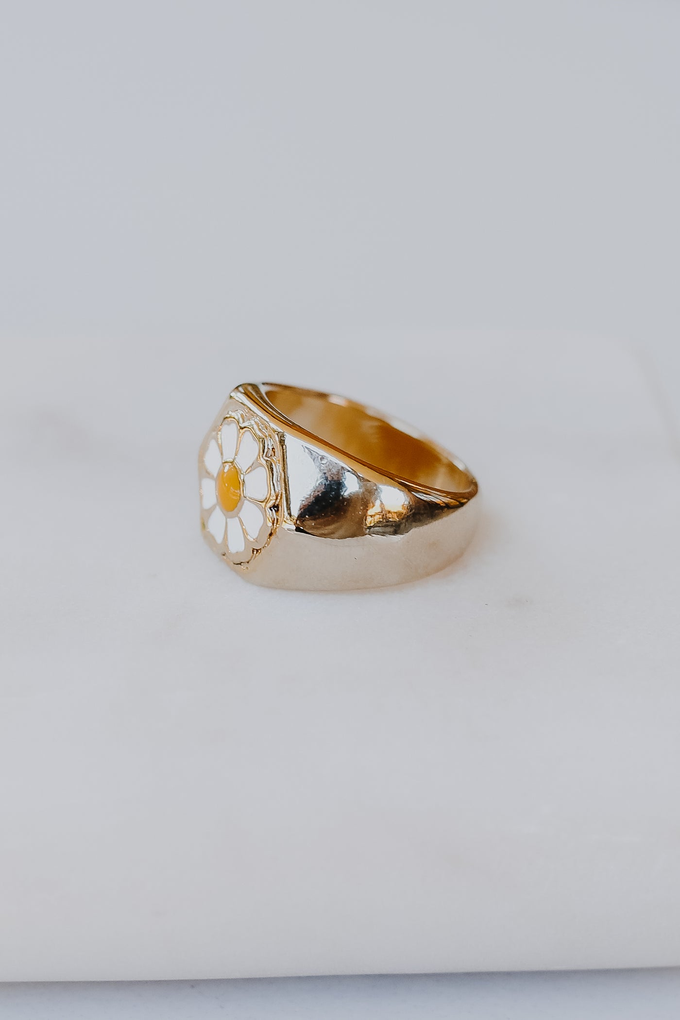 close up of a Gold Daisy Ring