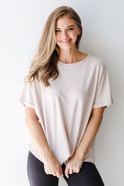 Tee in taupe on model