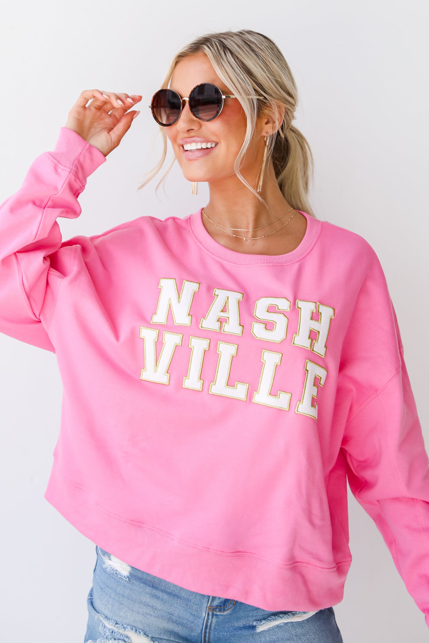 Nashville Oversized Pullover on dress up model
