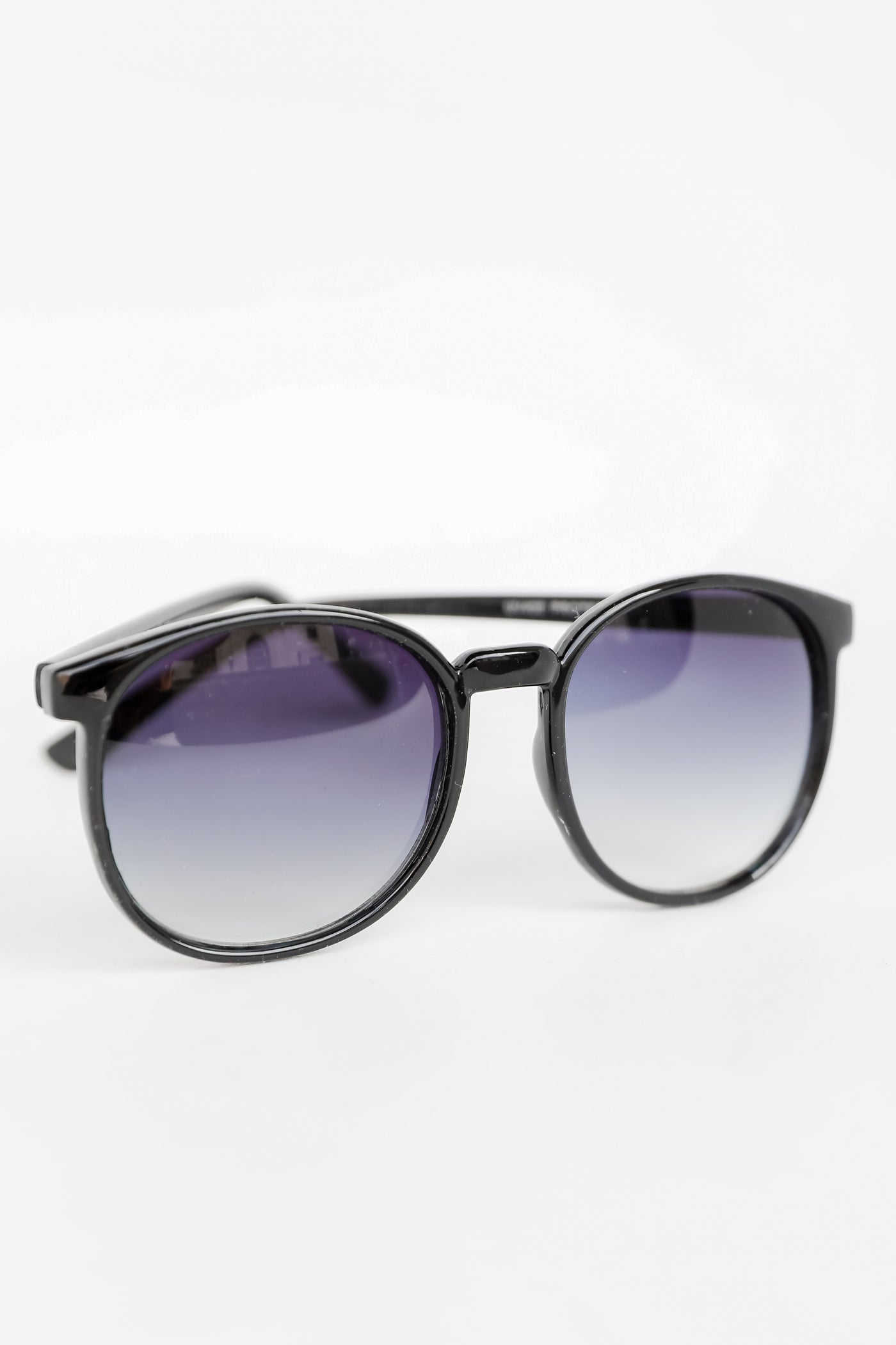 Round Sunglasses in black close up